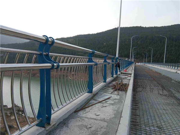 鹤岗不锈钢桥梁护栏的特点及其在桥梁安全中的重要作用