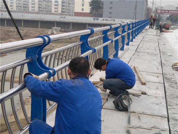 鹤岗不锈钢桥梁护栏除锈维护的重要性及其方法