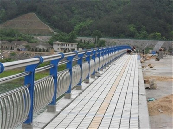 鹤岗不锈钢桥梁护栏是一种什么材质的护栏